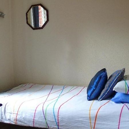 Colebrook Guest House Фарнборо Экстерьер фото