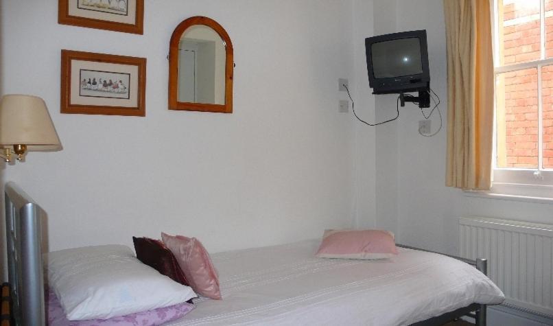 Colebrook Guest House Фарнборо Экстерьер фото