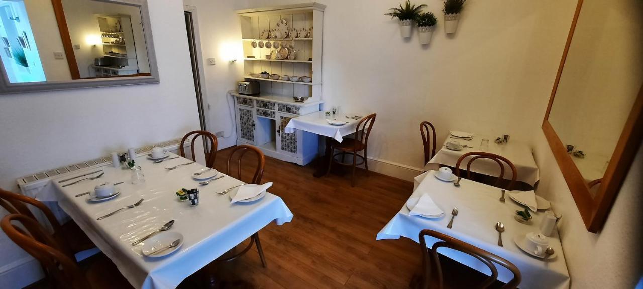 Colebrook Guest House Фарнборо Экстерьер фото
