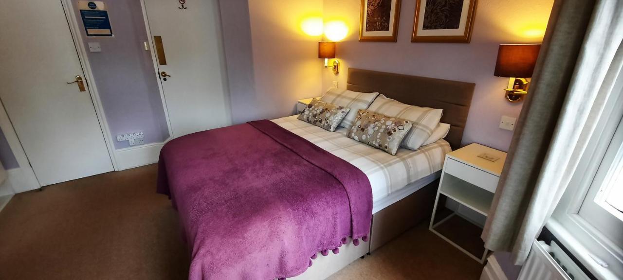 Colebrook Guest House Фарнборо Экстерьер фото