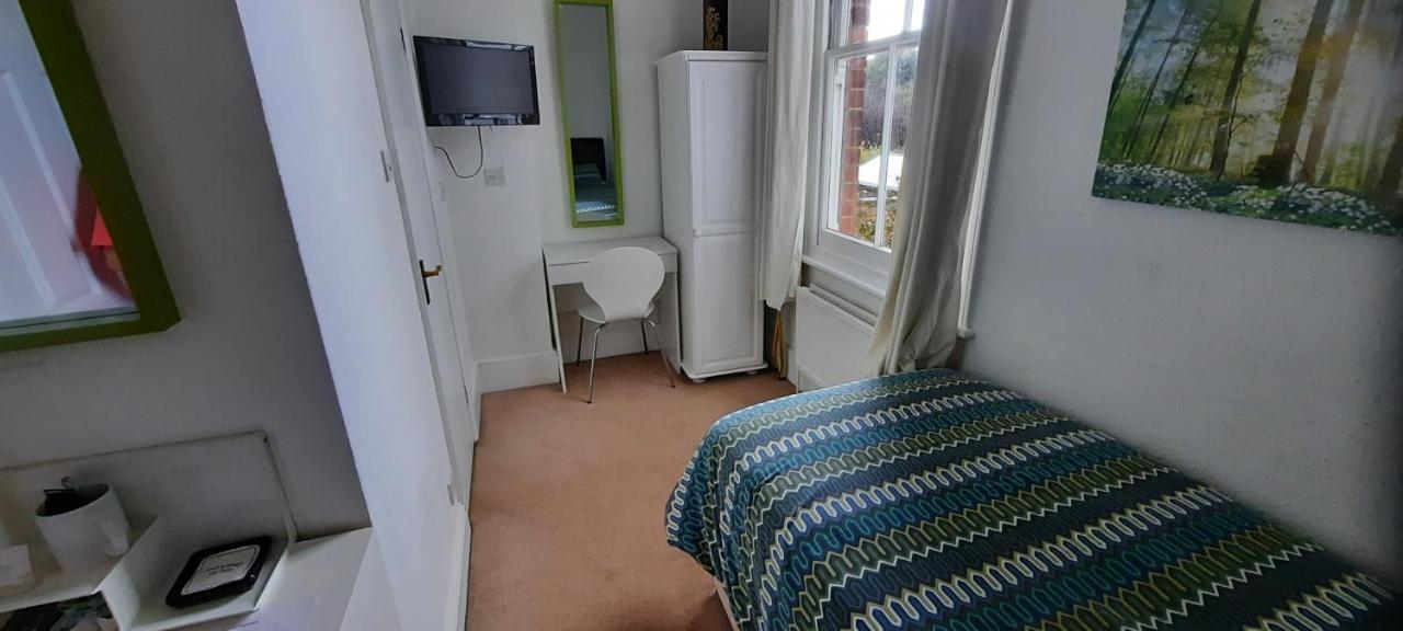 Colebrook Guest House Фарнборо Экстерьер фото