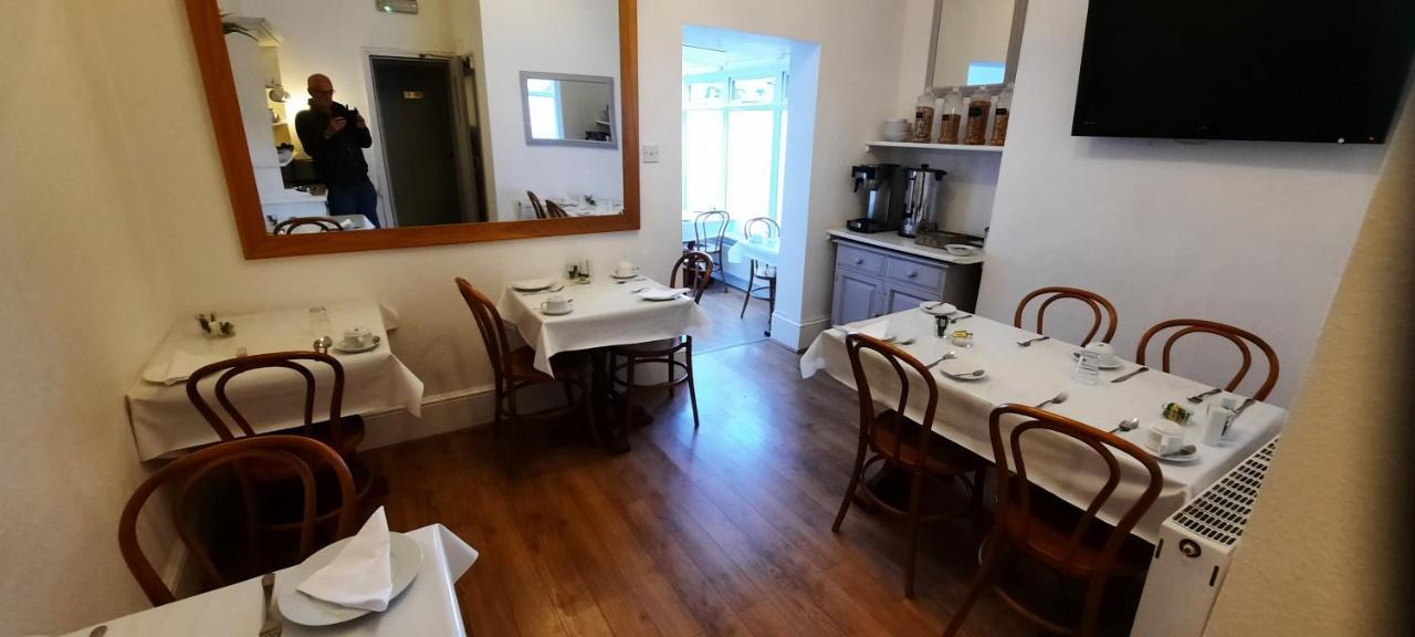 Colebrook Guest House Фарнборо Экстерьер фото