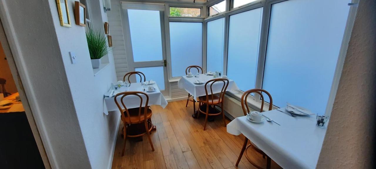 Colebrook Guest House Фарнборо Экстерьер фото
