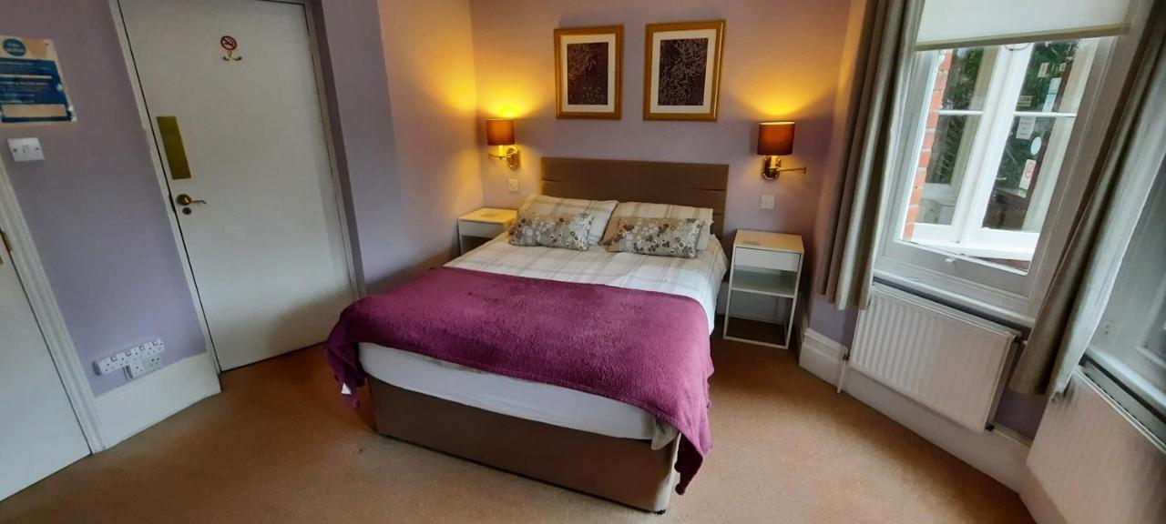 Colebrook Guest House Фарнборо Экстерьер фото