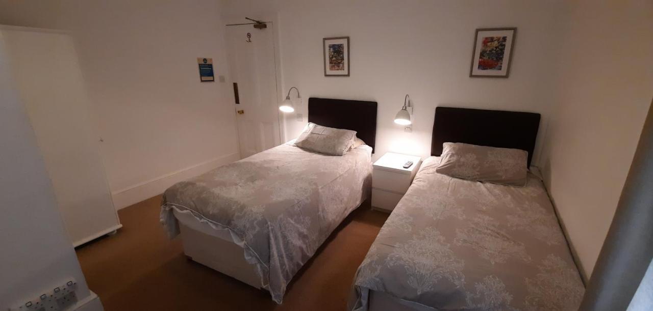 Colebrook Guest House Фарнборо Экстерьер фото