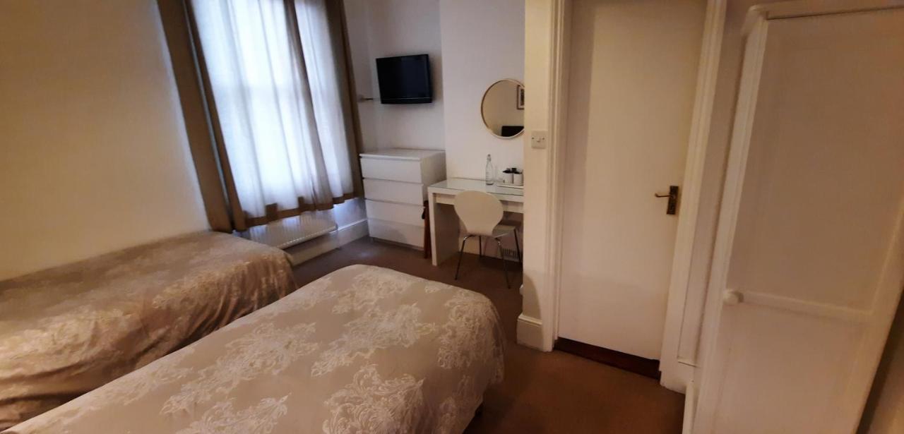 Colebrook Guest House Фарнборо Экстерьер фото