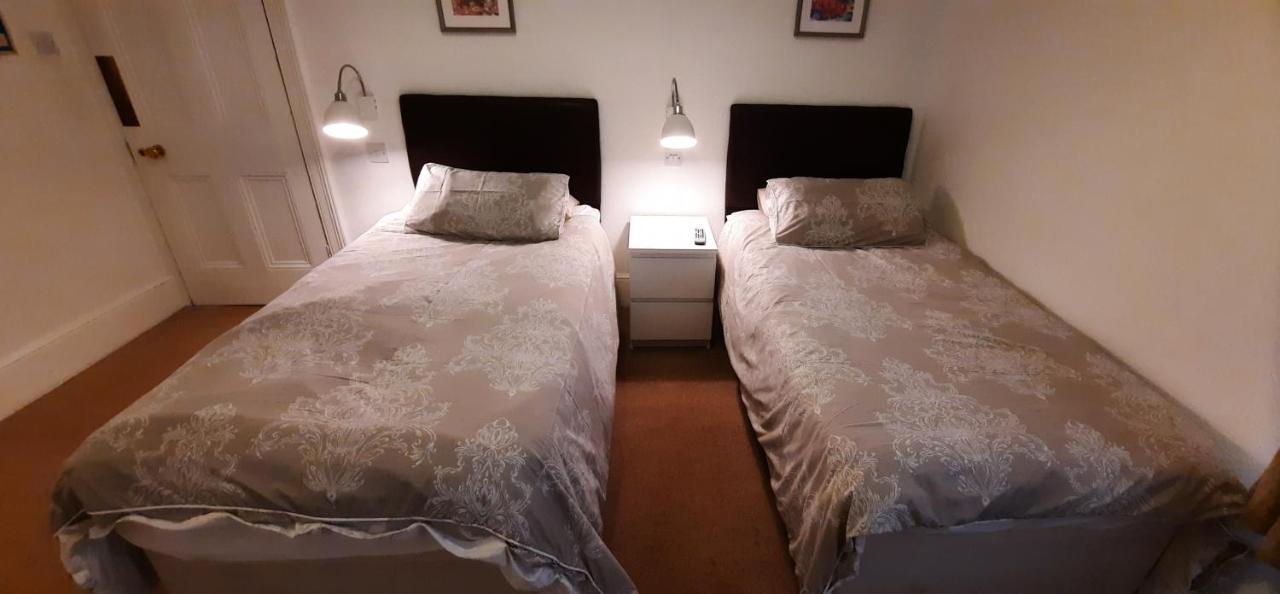 Colebrook Guest House Фарнборо Экстерьер фото