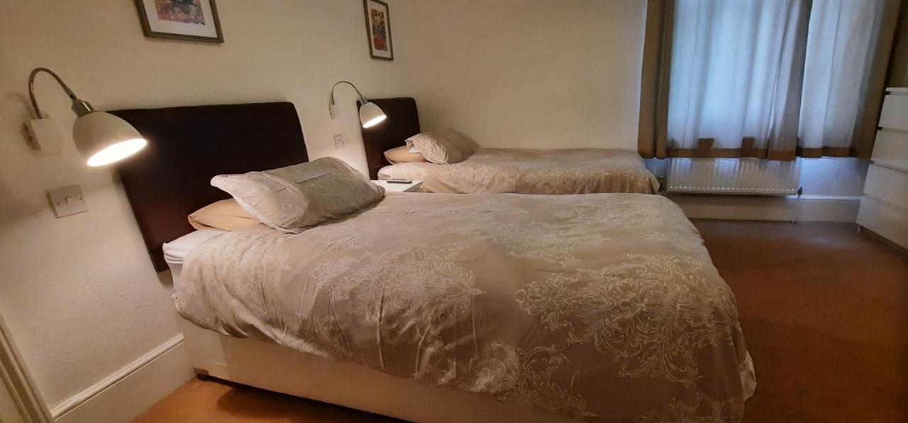 Colebrook Guest House Фарнборо Экстерьер фото
