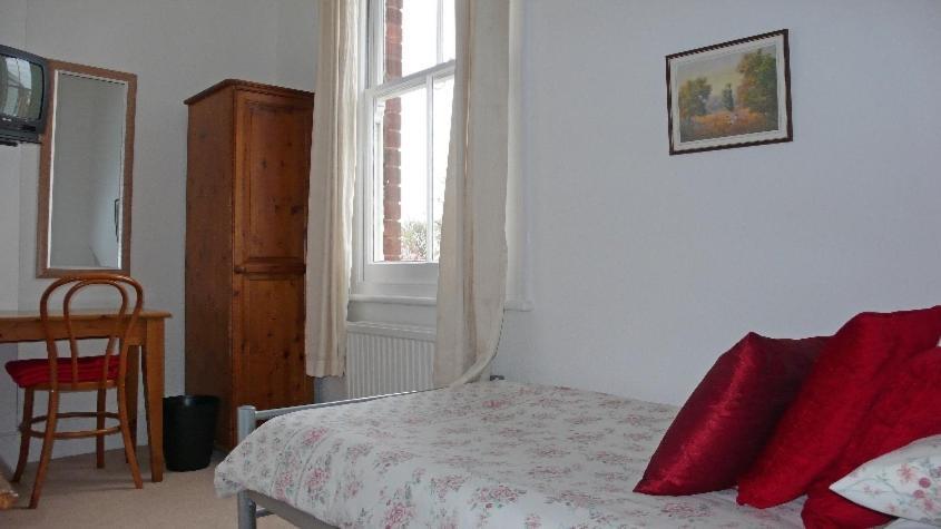 Colebrook Guest House Фарнборо Экстерьер фото