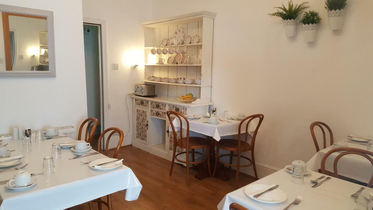 Colebrook Guest House Фарнборо Экстерьер фото